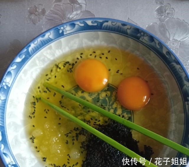 黑芝麻鸡蛋饼干,酥脆香甜,搅一搅烤一烤就OK,做法超简单