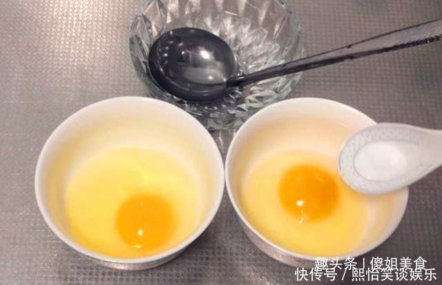 滑嫩|蒸鸡蛋羹时,最忌直接上锅蒸,厨娘教你2招,像果冻般Q弹又滑嫩