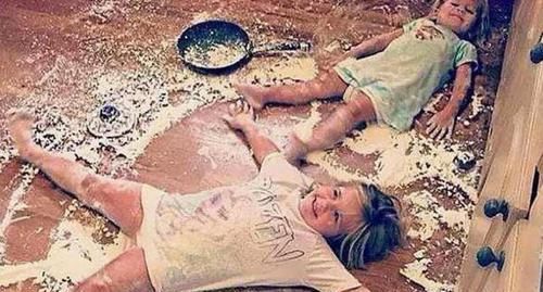 淡定|“最淡定爸爸”火了，任由宝宝们玩奶粉，网友：这是家里有矿吗？