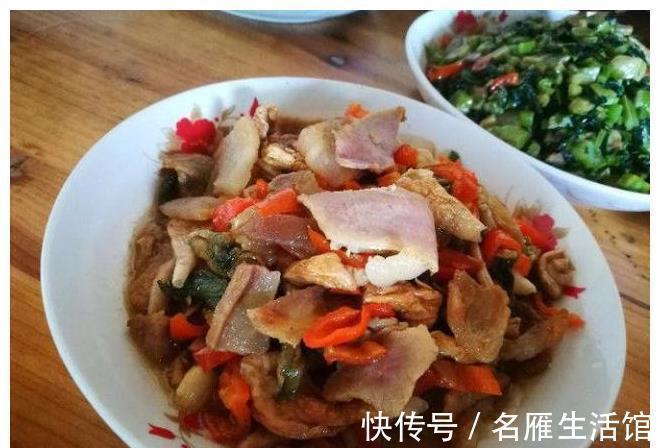 去山区看望老班长,他特意烧一桌菜招待,离开时他给我装一车山货