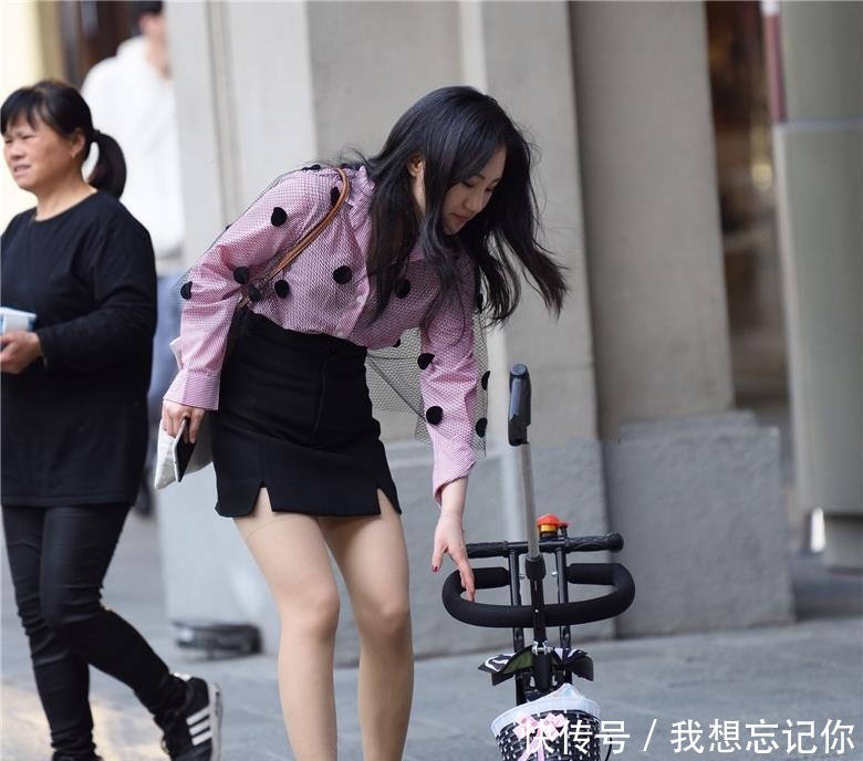 街拍辣妈刚买一个儿童车，自己拿来骑了！