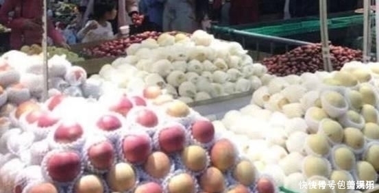 老板强迫症，硬把水果摆成这样，服务员叫苦，顾客却夸舒服