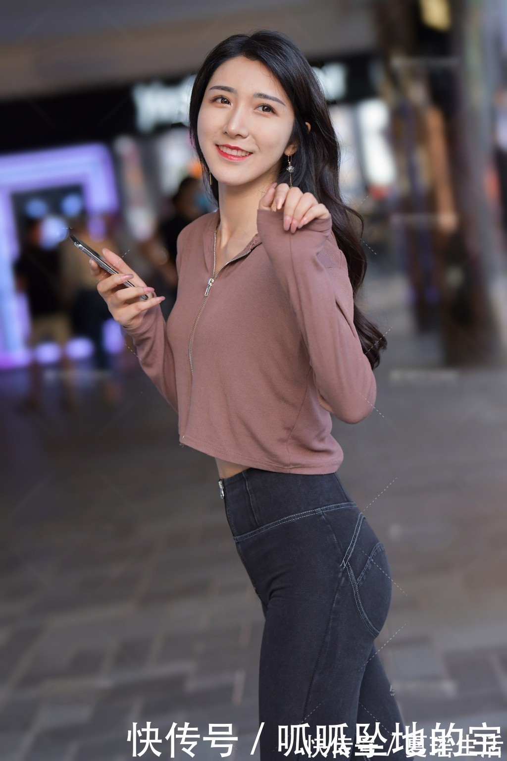 小白鞋 牛仔裤+针织衫搭配小白鞋,休闲时尚,秋冬季这么穿又美又显瘦!