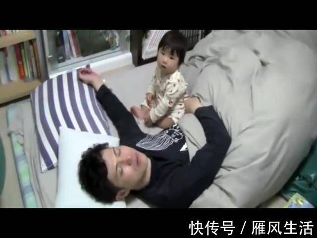 宝宝|宝宝本想叫爸爸起床,没想到反被爸爸带入睡,这画面让妈妈笑喷了
