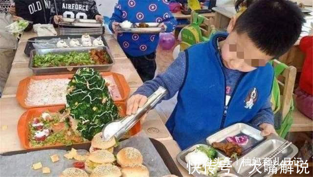 奶奶|奶奶带小孙子“吃自助”,剩一大桌食物就要走,经理做法太解气
