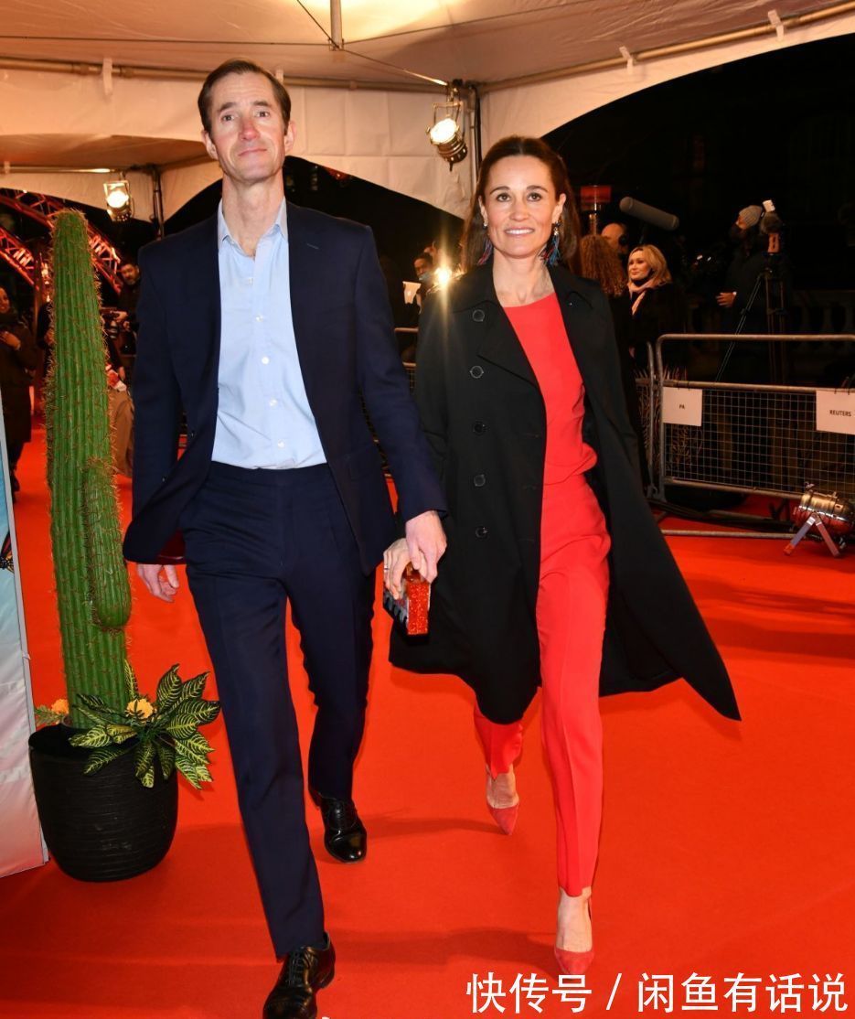 穿搭 凯特妹妹比姐姐还显老,两人同穿“黑大衣”,相差2岁气质也不同