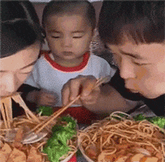 |搞笑GIF:第一次结婚没经验,岳父在上,小婿先干为敬