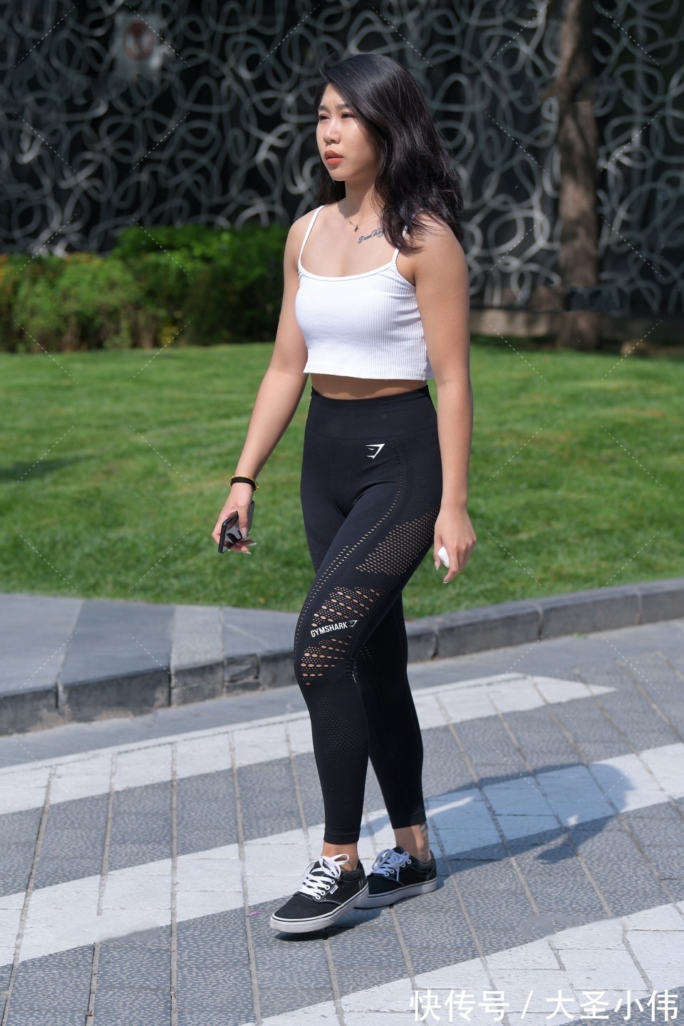 美女|美女街拍:白色小吊带搭配镂空修身裤,清凉舒适,气质独特