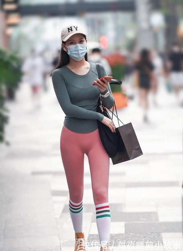 马甲线|健身女孩穿瑜伽裤，身材和气场都很惹眼！