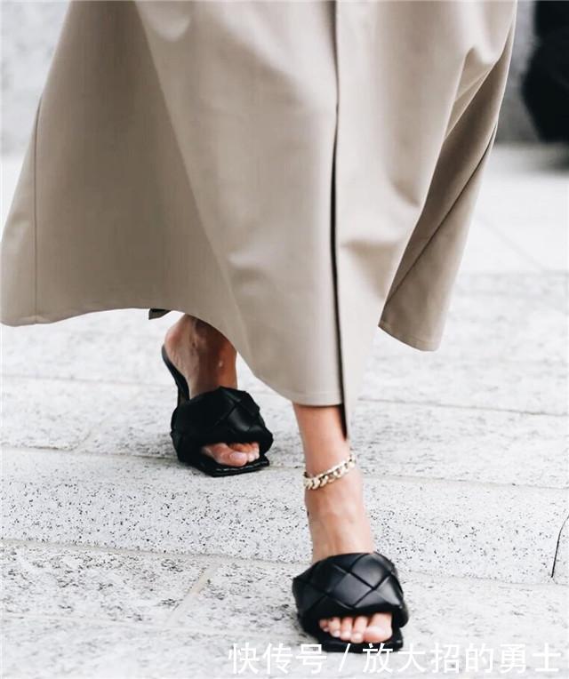“小白鞋”已经过时了!今年流行的是“花甲鞋”,时髦显高又耐脏