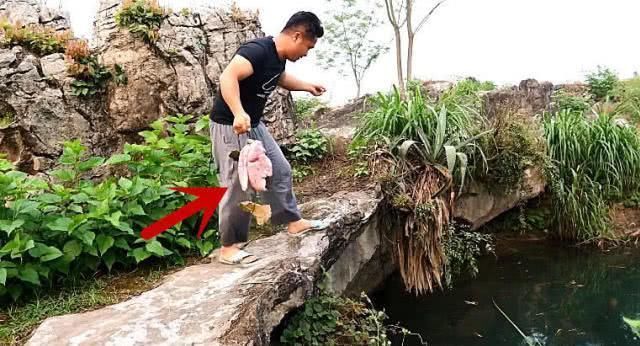 男子钓鱼往水里扔一块猪肺,半小时后拍手叫好