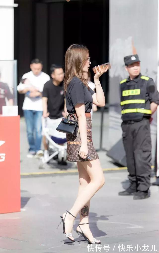 高跟鞋 蕾丝钩花设计,一双肉色的丝袜,穿搭在身上显得更加的高贵