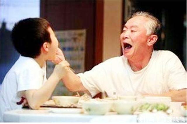 小娃娃|妈妈出差,把闺女交奶奶看几天,回来好像换了个人,像年画里的娃