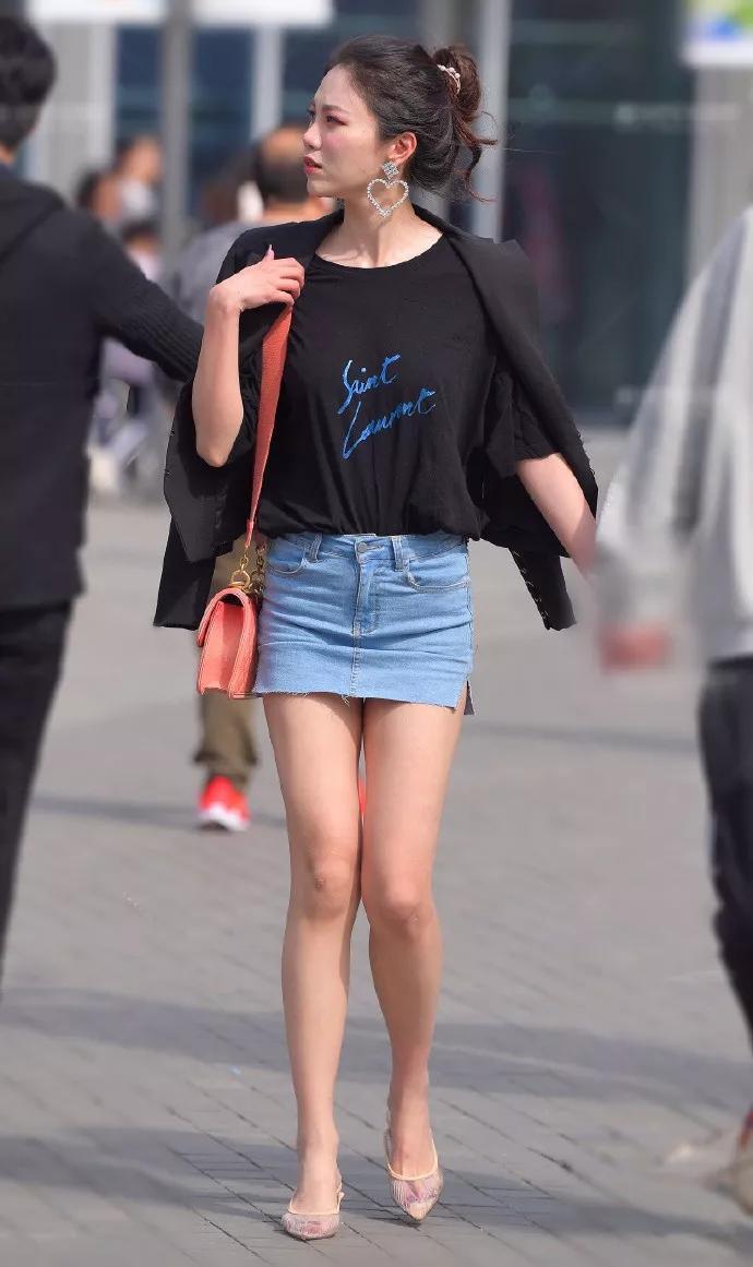 t恤 美女街拍:黑色宽松的t恤,搭配着一条紧身的牛仔半裙,精致时尚特别性感