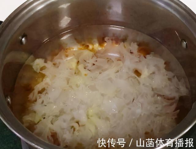 苹果银耳羹|苹果生吃太凉了,用这个方法煮一锅,香甜爽口又滋补,冷天可多吃