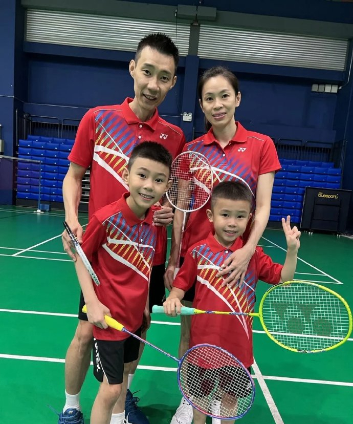 羽毛球|李宗伟拜年瘦脱相!39岁妻子美艳戴2000万手表,一家住皇宫附近