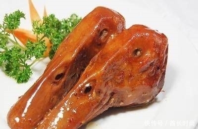 千古绝对!上联:“丫头啃鸭头,头头是道”,下联太经典了