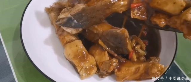 我家草鱼从不红烧,教你懒人做法,不加一滴水,上桌被全吃光!