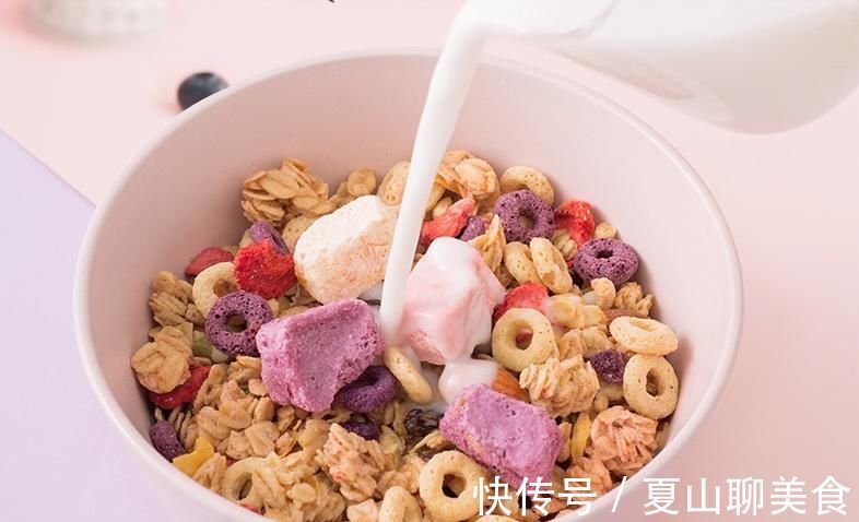 睡眠质量|经常吃燕麦粥有这几样明显的变化皮肤变白，便秘消失，肠道干净