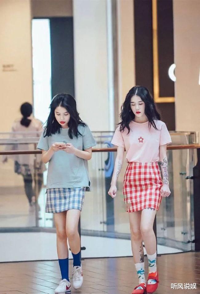 美女穿搭：秀腿的穿搭才是当夏时髦的表现，时尚又青春