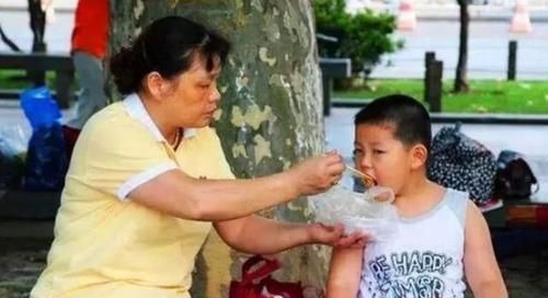 影院|熊孩子踢坏影院屏幕,面对上万损失,家长:娃不懂事踢的!赔啥!