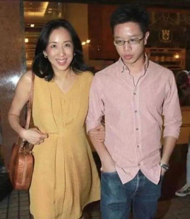 a495|朱玲玲近照曝光,穿普通大衣好优雅,气质超群也难掩老年斑