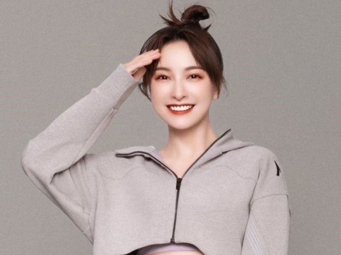 宋雨琦遇到对手，和吴昕穿同款背带裤，腰线对比暴露爱豆真实腿长