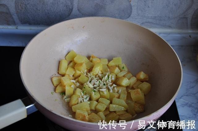 口感|加点饮料，让土豆吃起来有肉的口感，口感咸甜好滋味，与米饭很配