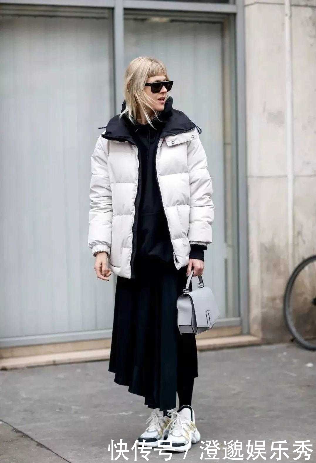张萌真会穿,白色长款羽绒服搭配百褶裙优雅大气,女人味十足