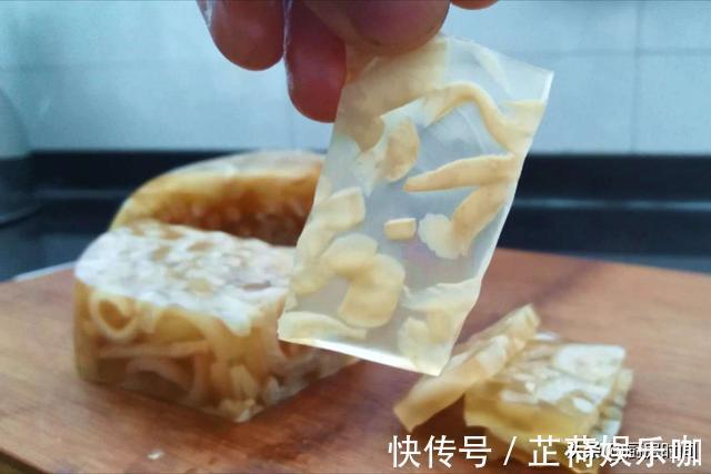 晶莹剔透|水晶猪皮冻应该怎么做？想要晶莹剔透，除了加一步就是放点它