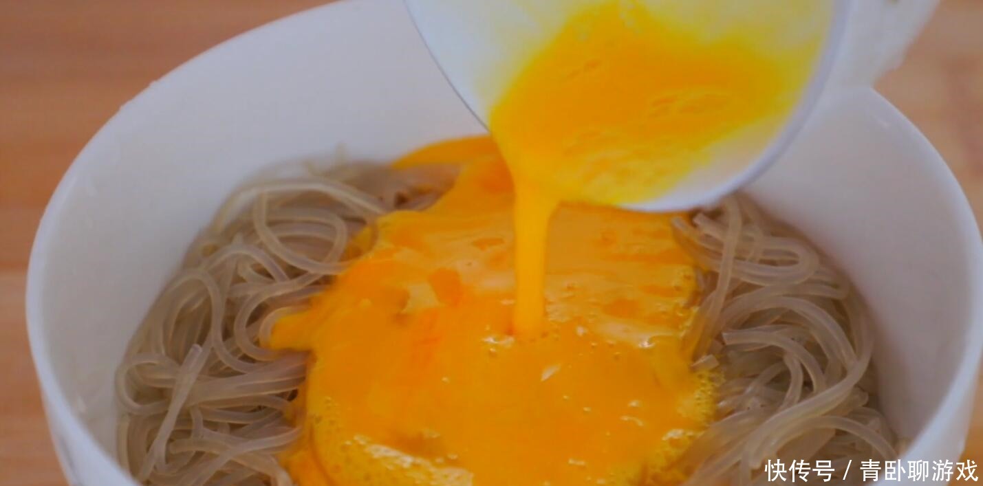 粉丝里打入2个鸡蛋,外酥里嫩又筋道,没想到这么好吃