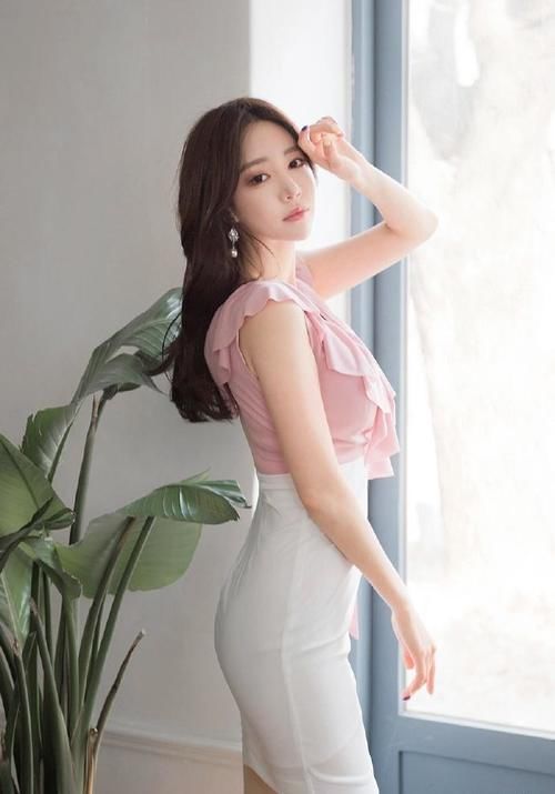 这么好看的粉色吊带衫，不给自己来一件吗