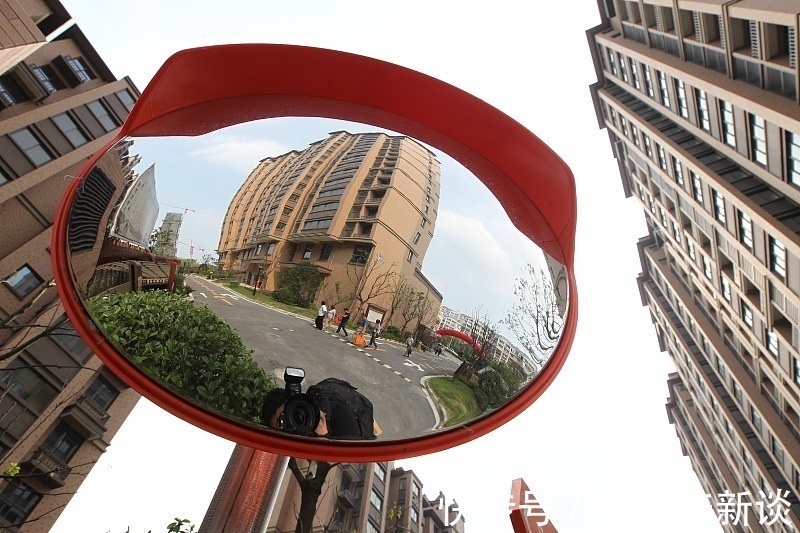 买房|100万贷款买房和100万存银行租房，10年后哪种选择生活更滋润？