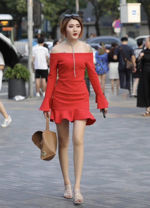 身穿|街拍小姐姐气质脱俗身材苗条,身穿一字肩连衣裙,街头靓女就是她了