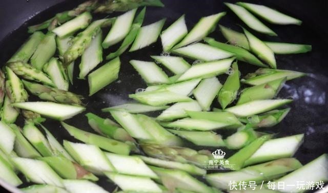 这蔬菜9块钱一斤,比猪肉还贵,但吃了对身体好,所以再贵也要吃!