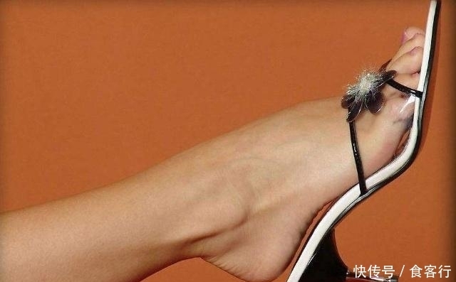 细跟鞋|让你变成焦点的细跟鞋,有灵巧时尚的质感,优雅弥漫足尖。