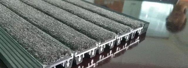 地板|越来越多人不在门口放地垫了,现在流行这样弄,省钱干净又实用