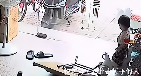 广东|“爆笑”广东一男子睡觉时被砸醒,一看是女儿秒怂,不愧是小情人