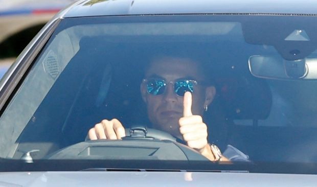 C羅|C羅首次參加曼聯(lián)訓(xùn)練，開價(jià)值16萬蘭博基尼，朝球迷豎拇指