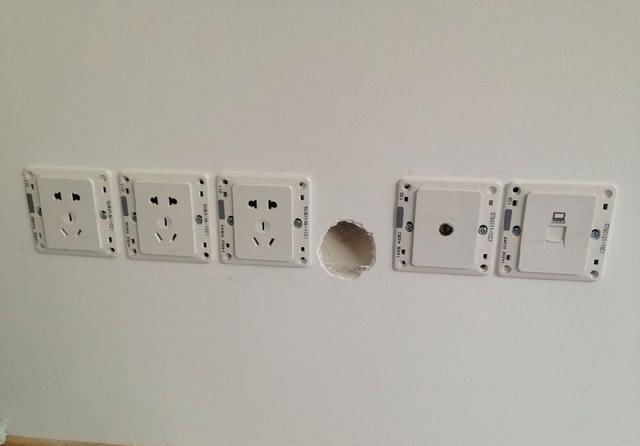 小灵儿|究竟是先贴墙砖还是先装插座?看看老师傅是怎么说的