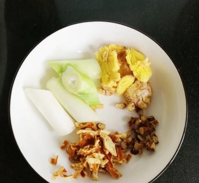 冬至|炖羊肉汤不要花椒、大料和料酒，加这两样味道鲜美，还没羊膻味!