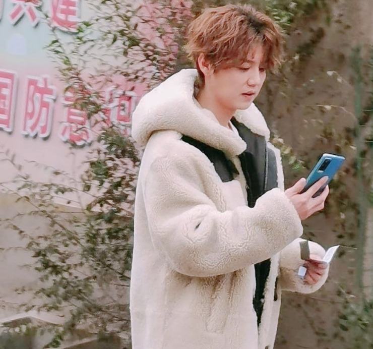 录制节目|虞书欣综艺路透,穿上外袍贵族小姐秒变打工妹,就连鹿晗也逃不过