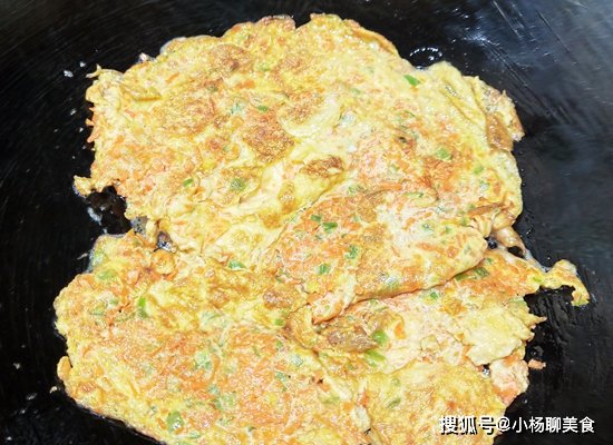 萝卜|胡萝卜别再炒着吃了，试试这样做，又香又嫩，上桌就抢光