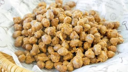 快过年了，我家花生米都不炒着吃了，打2个鸡蛋进去，美味又解馋