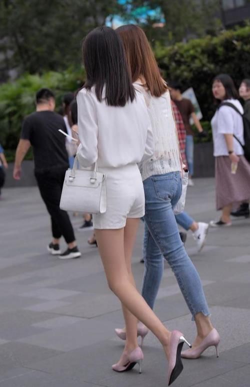 心花时尚秀：穿搭要前卫，随着感受走，才能美出本人的样式