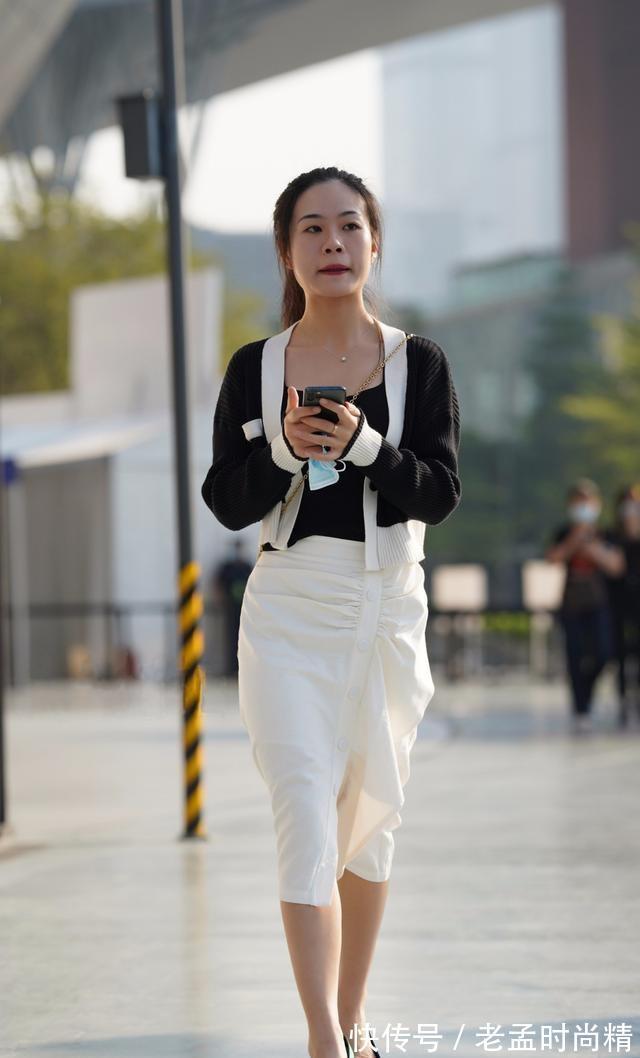 牛仔裤|街拍:白T恤搭配牛仔裤,清新又性感,这款腰身真的很惊艳