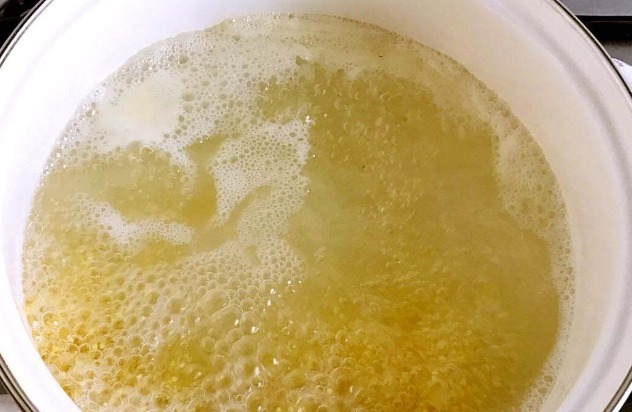 熬小米粥,不要直接用水煮,煮前加一步,粥又香又浓,米油厚