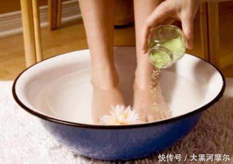 泡脚的时候放点此物,赶走身体里“湿气”小肚子没了,睡觉香了