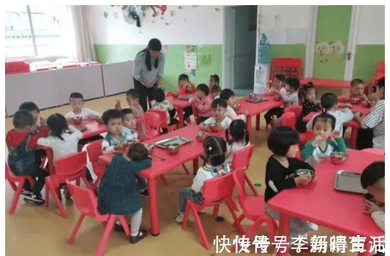 女儿|女儿总说幼儿园饭菜好吃,妈妈不信去试菜,吃了一口吐在地上