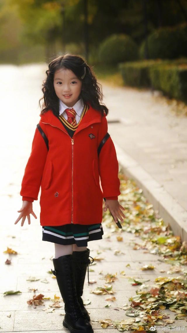 還記得萌娃阿拉蕾嗎?4年后的近照曝光,網(wǎng)友:眼睛不敢認(rèn)了